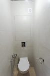В туалете стены облицованы керамогранитом 300x600 Италон, люк 600x900