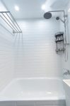 Белая плитка кабанчик над ванной (до потолка) Kerama Marazzi