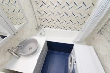 Ванная комната 170x170 после ремонта - светлые стены, синий пол