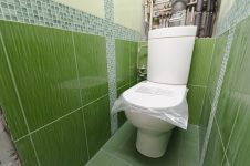 Зеленая плитка Unitile 25х40 Сакура, мозаика - туалет