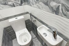 Гиг/душ и рукомойник в туалете