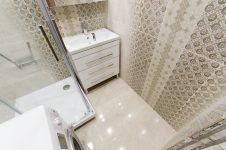 Керамическая плитка Alma Ceramica Veliente в ванной комнате