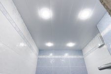 Белый реечный потолок + 4 светильника