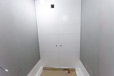 Укладка настенной плитки в ванной комнате
