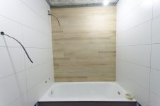 Боковые стены в ванной комнате облицованы белой плиткой Creto (Allore) 30x90 Brilliant White