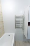 Ванная комната 170x170 П44Т - белая плитка, керамогранит под дерево