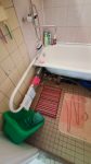 Ванная комната до ремонта, труба под раковиной