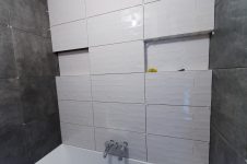 Облицовка стены над ванной, ниши в стене, белая плитка 30x60 Cersanit Carly Кирпичи Рельефная