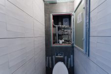Укладка плитки и керамогранита в туалете, черно-белая плитка