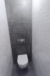 Ремонт в туалете, черно-белые стены, скрытый люк из пликти