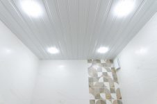 Монтаж реечного потолка в ванной комнате
