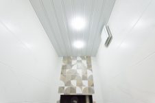 Монтаж реечного потолка в туалете