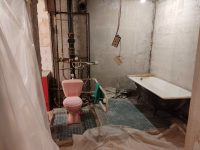 Ванная и туалет - разобраны стены и потолок
