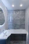 Комбинированный свет в ванной (потолок и зеркало)