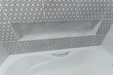Ниша над ванной из плитки