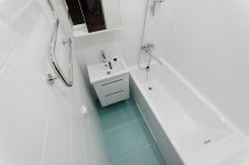 Стандартное расположение сантехники - полотенцесушитель, раковина, ванна