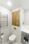 Ванная комната, сантехнический шкаф, подвесной унитаз