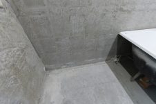 Демонтажные работы в ванной - срезан беотнный выступ