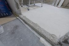 Демонтажные работы в ванной - срезан бетонный порог