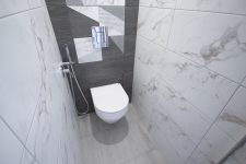 Ремонт в туалете П44 - подвесной унитаз, гиг/душ, черно-белая плитка