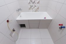 Укладка плитки в ванной комнате, установлена чугунная ванна 140 см.
