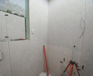 Укладка настенной пликти в ванной