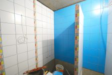 Устройство места под ванну (длиной 1 метр), облицовка стен и простенка плиткой