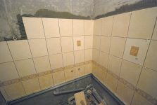 Процесс укладки настенной плитки в ванной