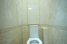 Ремонт в туалете с недорогой плиткой Cersanit Brava