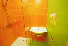 Оранжевая (и зеленая) ванная комната