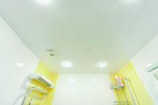 Натяжной потолок в ванной комнате, светильники