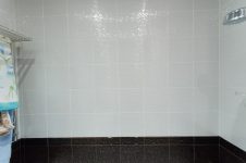 Настенная плитка Ipanema Aparici в ванной комнате