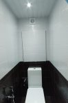 Туалет, темный низ, светлый верх, плитка Aparici Ipanema 20x20, скрытый люк