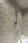 Декоративная черно-белая настенная плитка, смеситель термостатический для ванной Grohe