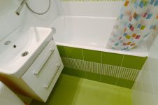 Экран под ванну 120 см. из зеленой плитки с декором в полоску
