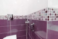 Бордюр по стене в ванной из разноцветной мозаики Vidrio Lila mix