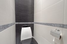 Керамический бордюр в туалете Cenefa Sintra, боковые стены белые, задняя стена черная