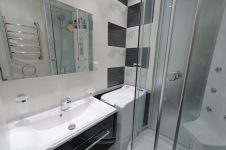 Черно-белая ванная комната, плитка Guibosa Sintra, мойдодыр с зеркалом