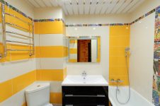Желто-белая ванная комната в стиле Гауди