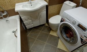 Ванная комната в мозаичной коричневой плитке