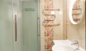 Бежевая ванная комната 170х170 в розах
