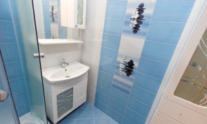 Ремонт голубой ванной комнаты и бежевого туалета в доме серии И-155MМ