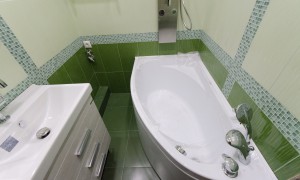 Ванная 150x135 и туалет, зеленая плитка Unitile Сакура