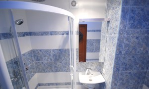 Ремонт ванной комнаты (синяя плитка Дамаско)