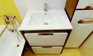 Желтая ванная комната в 16-тиэтажке (серия дома И-522А-1)